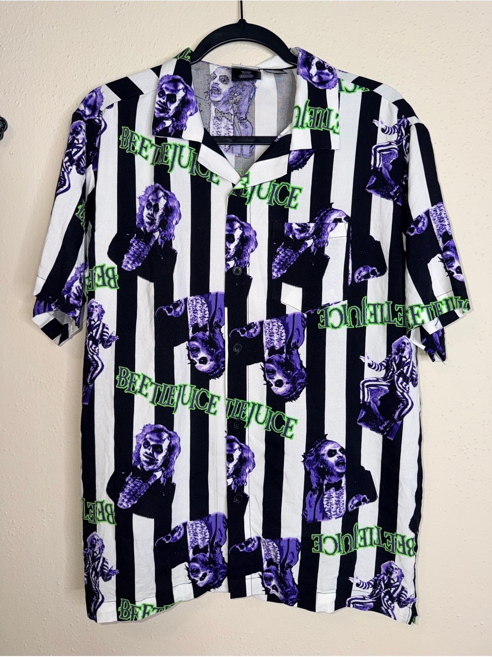 Beetlejuice 100% Rayon Men’s Button Up Shirt Universal Halloween Sz S/M EUC